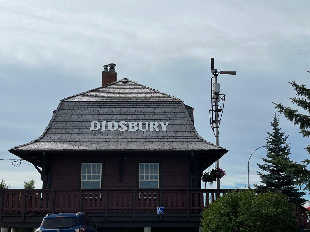 An historic building bears the name of Didsbury, Alberta, on Aug. 21, 2025. (Allan Stein/The Epoch Times)