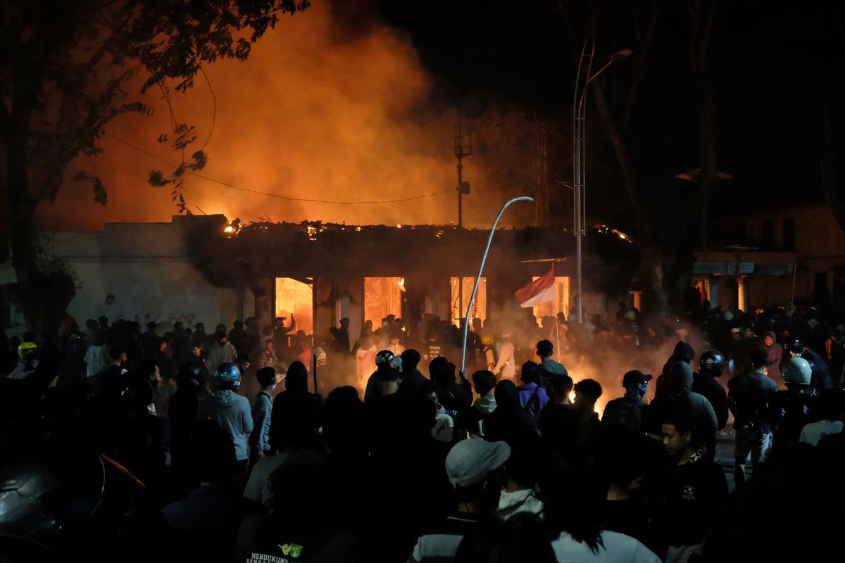 At Least 3 Dead After Mob Sets Fire to Indonesian Regional Parliament Building