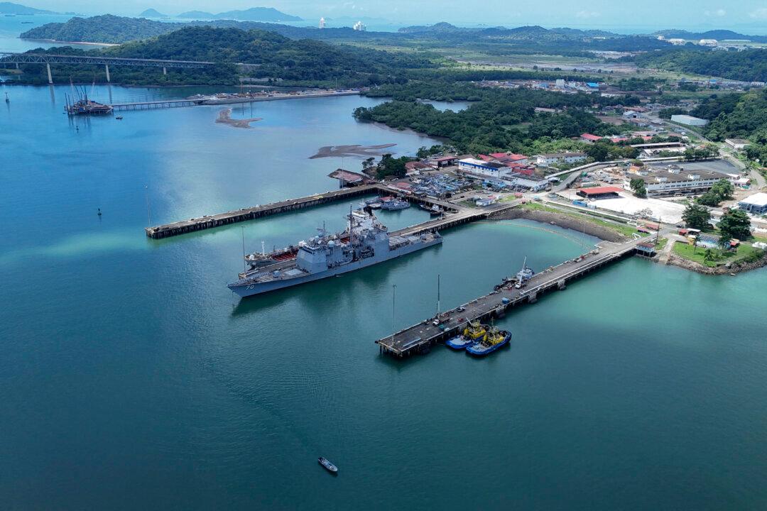 US Warships Pass Through Panama Canal Toward Southern Caribbean