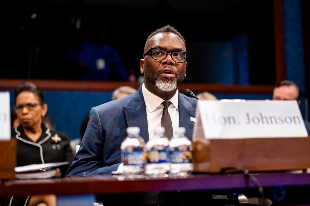 Chicago Mayor Signs Order to Block Possible Troop Deployment