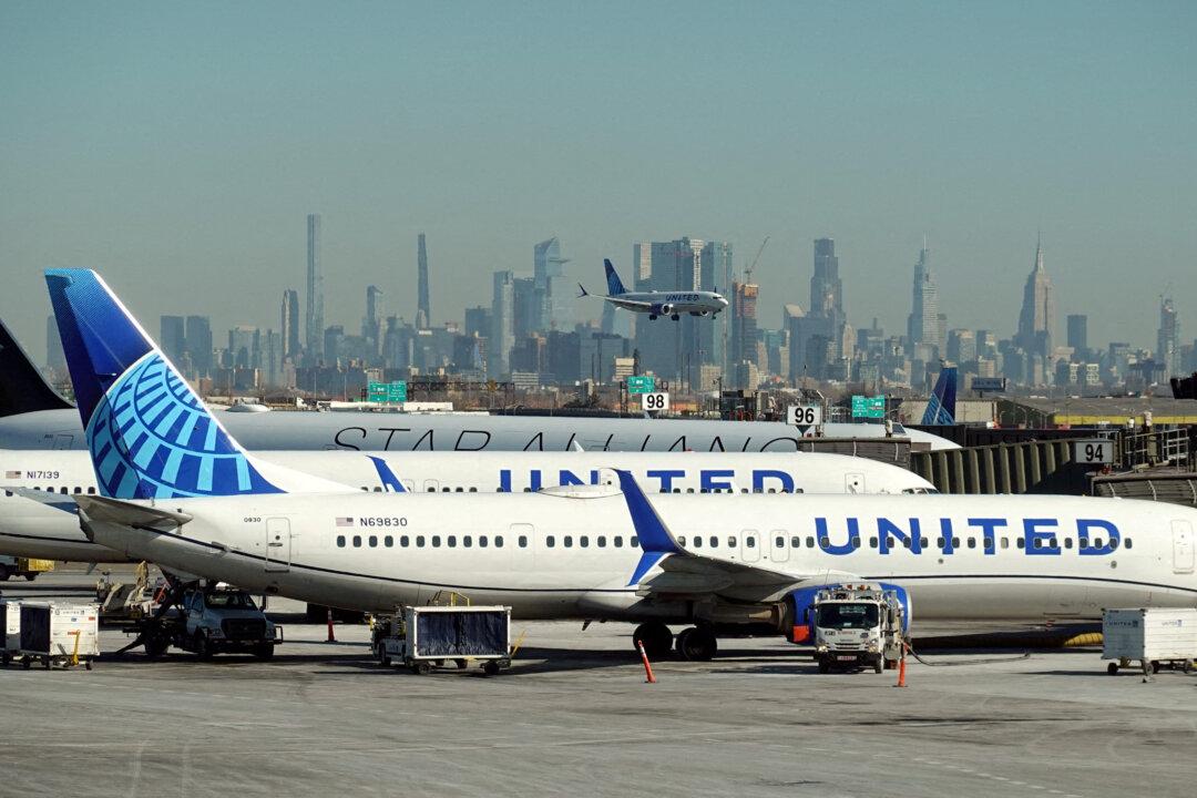United Airlines to Hire 2,500 at Newark in ‘Turnaround’ From Operational Challenges
