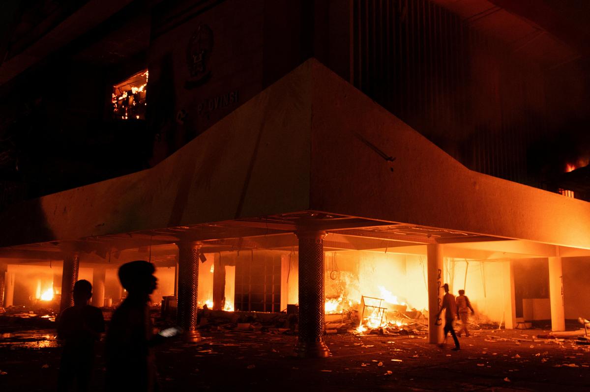 Indonesia’s President Cancels China Trip as Protests Continue