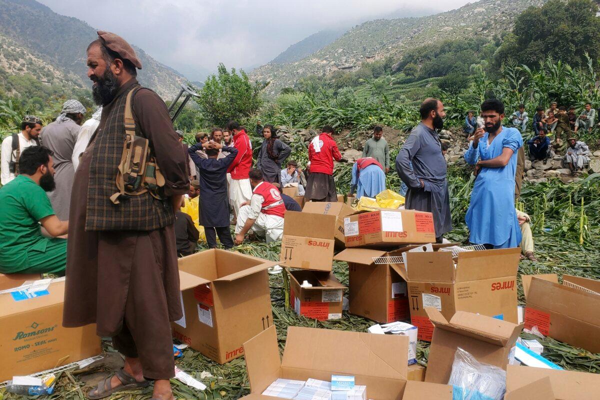 Aftershock Hits Afghanistan as Earthquake Death Toll Reaches 1,400 3 Civil defense workers, locals, and soldiers prepare to evacuate injured victims of an earthquake that killed hundreds and destroyed numerous villages in Mazar Dara, Kunar province, in eastern Afghanistan, on Sept. 1, 2025. (Hedayat Shah/AP Photo)