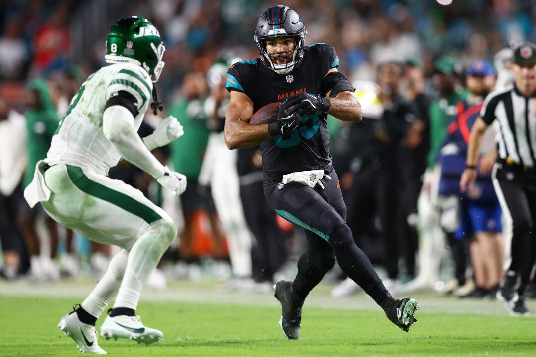 Dolphins’ Darren Waller Scores 2 Touchdowns in Primetime Return: ‘It’s a Lot to Process’