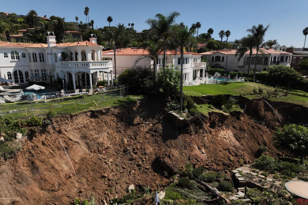 Land Shifting Behind Oceanfront Homes in New Area of Rancho Palos Verdes