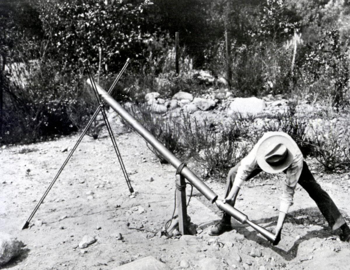 Goddard loading a rocket in 1918. (Public Domain)