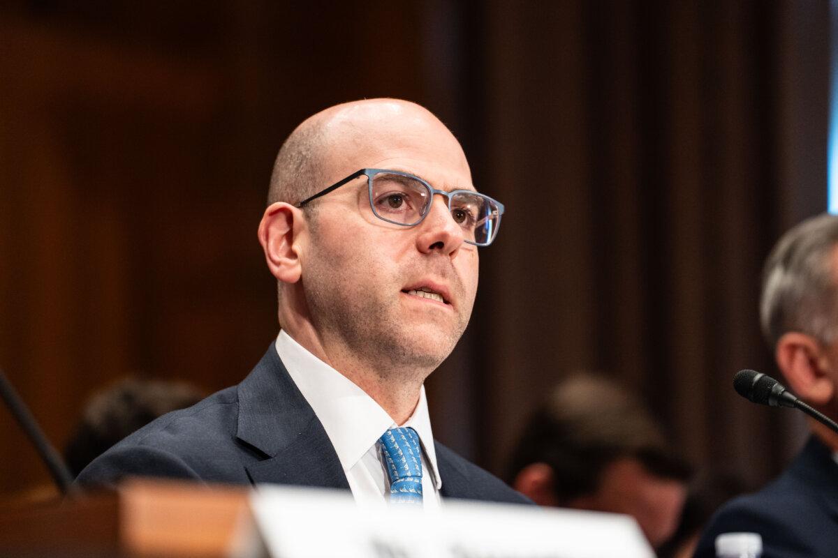 Las previsiones de subida de tipos de la Reserva Federal se desvanecen a medida que los inversores se apegan a tipos más altos durante más tiempo | Noticias mundiales de la USNN Stephen Miran, entonces candidato a la Junta de la Reserva Federal, testifica ante el Comité de Banca, Vivienda y Asuntos Urbanos en el Capitolio en Washington el 4 de septiembre de 2025. (Madalina Kilroy/La Gran Época)