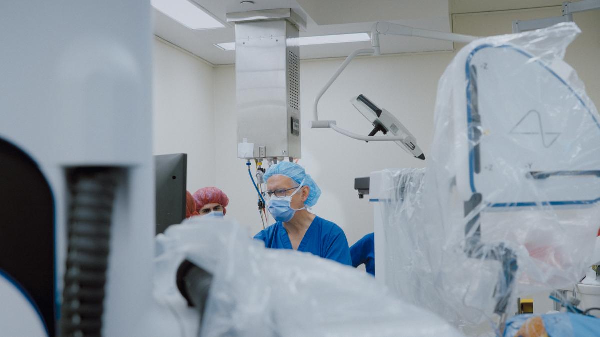 <span style="font-weight: 400;">Dr. Andres Lozano, the Alan and Susan Hudson Cornerstone Chair in Neurosurgery at the University Health Network (UHN), during the first Neuralink procedure conducted at Toronto Western Hospital on Aug. 27, 2025. (UHN Handout photo)</span>