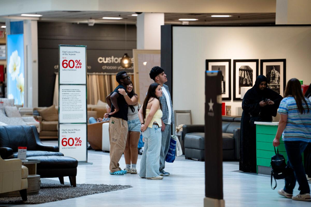 How New Tariffs on Lumber, Furniture May Affect US Consumers, Industries 3 Shoppers at the Mall of America in Bloomington, Minn., on Aug. 29, 2025. (Madalina Kilroy/The Epoch Times)
