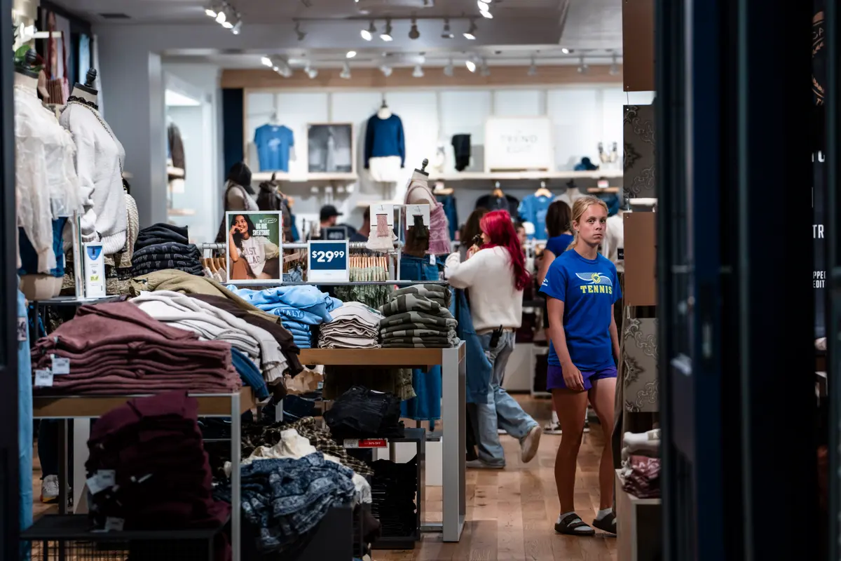 Shoppers Keep Their Wallets Open as US Retail Sales Tick Up in September thumbnail