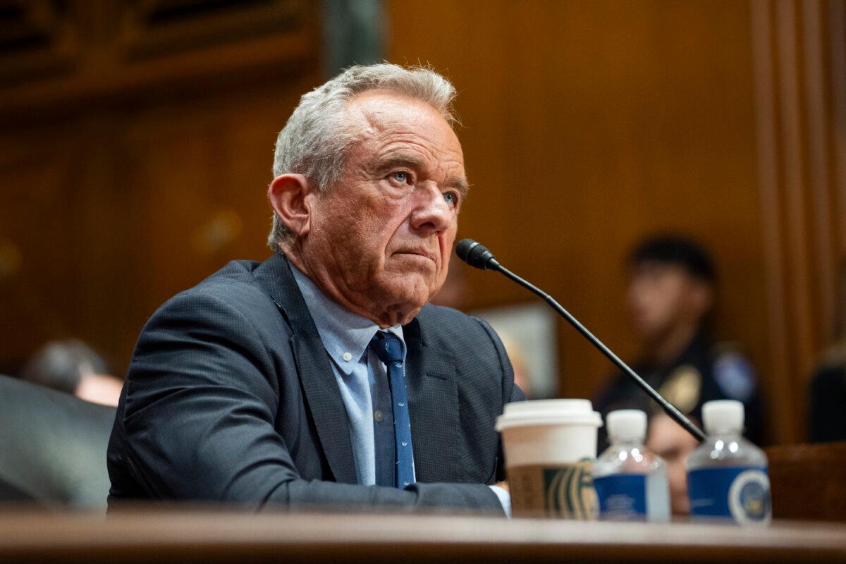 衛生部長小羅伯特·F·肯尼迪(Robert F. Kennedy Jr.)於2025年9月4日在華盛頓國會山參議院財政委員會作證。(Madalina Kilroy/大紀元)
