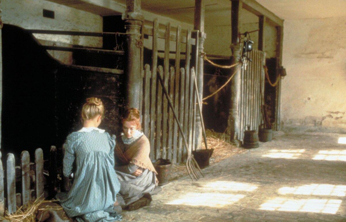 Emma (Gwyneth Paltrow) advises Harriet (Toni Collette), who is of a lower station, in "Emma." (Miramax/MovieStillsDB)
