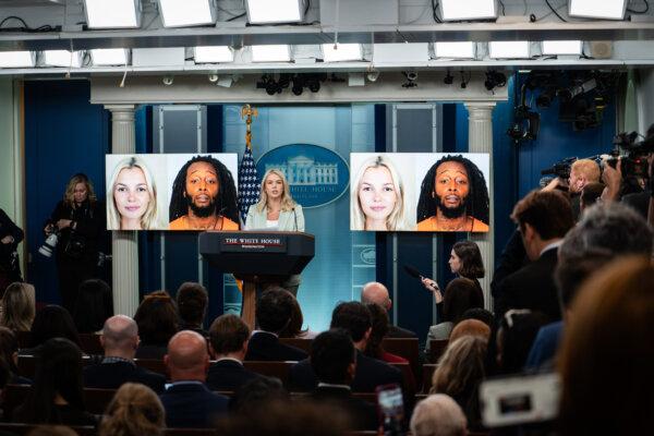 Day in Photos: Briefing by Karoline Leavitt, New iPhones, and Weapons Exhibition in London