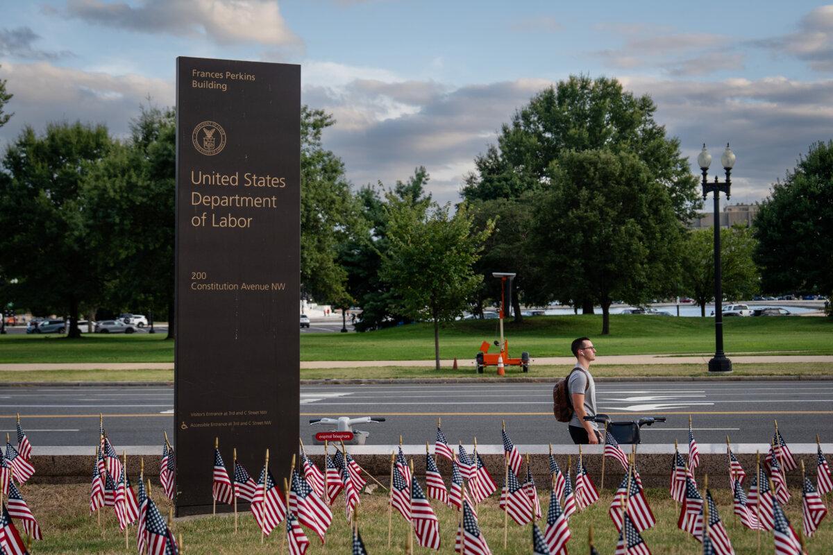 Tomorrow’s Jobs Report to Test the Resilience of the US Labor Market | USNN World News The Department of Labor in Washington on Sept. 9, 2025. (Madalina Kilroy/The Epoch Times)