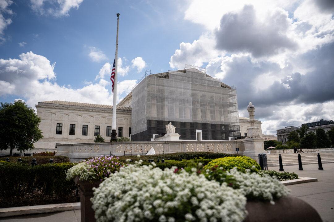 Trump Asks Supreme Court to Remove Lisa Cook as Fed Governor