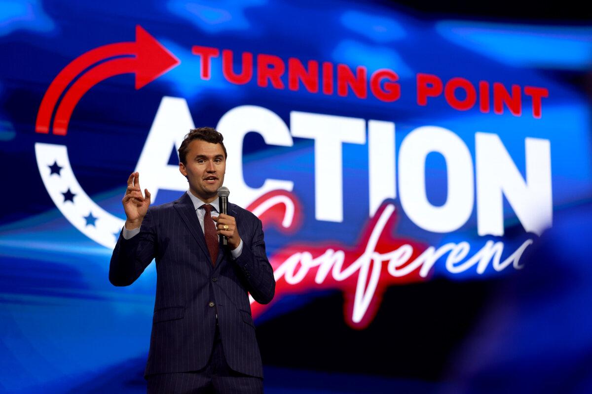 2023年7月15日,美國轉折點組織(Turning Point USA)創始人、保守派評論員柯克(Charlie Kirk)在佛羅里達州西棕櫚灘(West Palm Beach)舉行的轉折點行動會議開幕式上發表講話。(Joe Raedle/Getty Images)