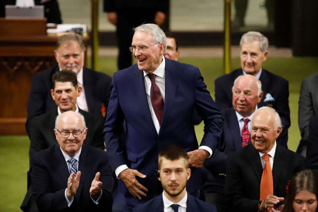 MPs Observe Moment of Silence for Ken Dryden in House of Commons
