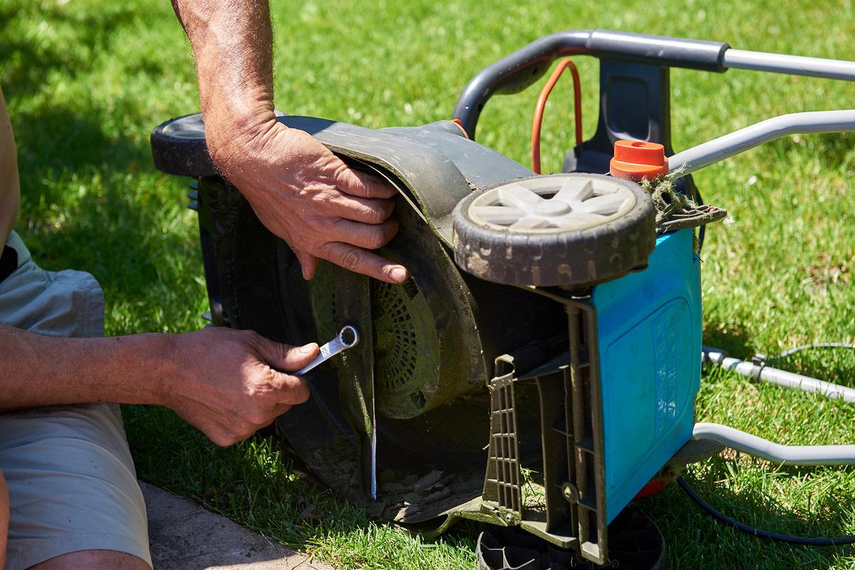 Caring for the mower blades extends the life of the lawn mower and ensures the grass is cut cleanly. (O_Zinchenko/Shutterstock)