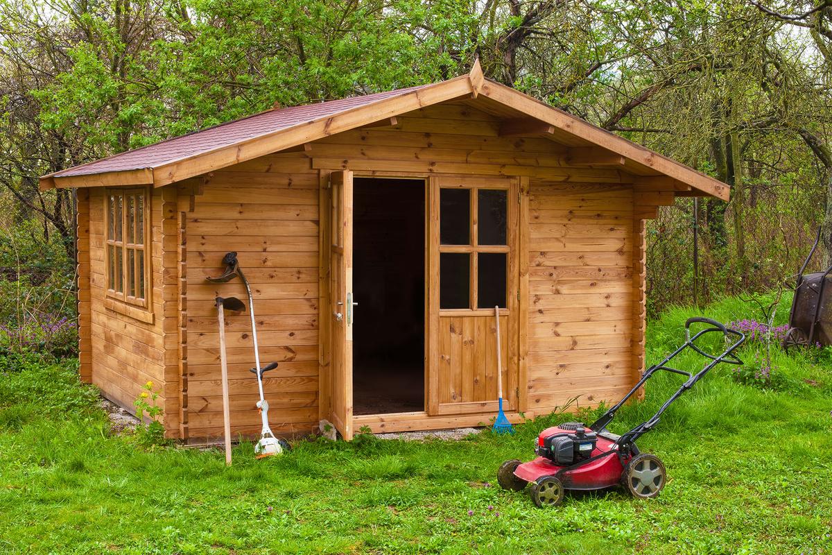 Winterizing the lawn mower will prevent deposits from forming in the carburetor or the various parts from wearing out. (Peter Vanco/Shutterstock)