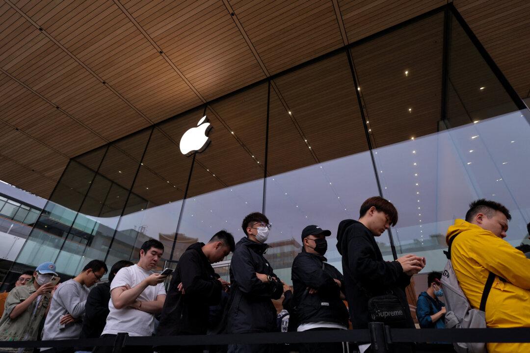 Apple’s iPhone 17 Launch in China Draws Long Lines in Sluggish Economy