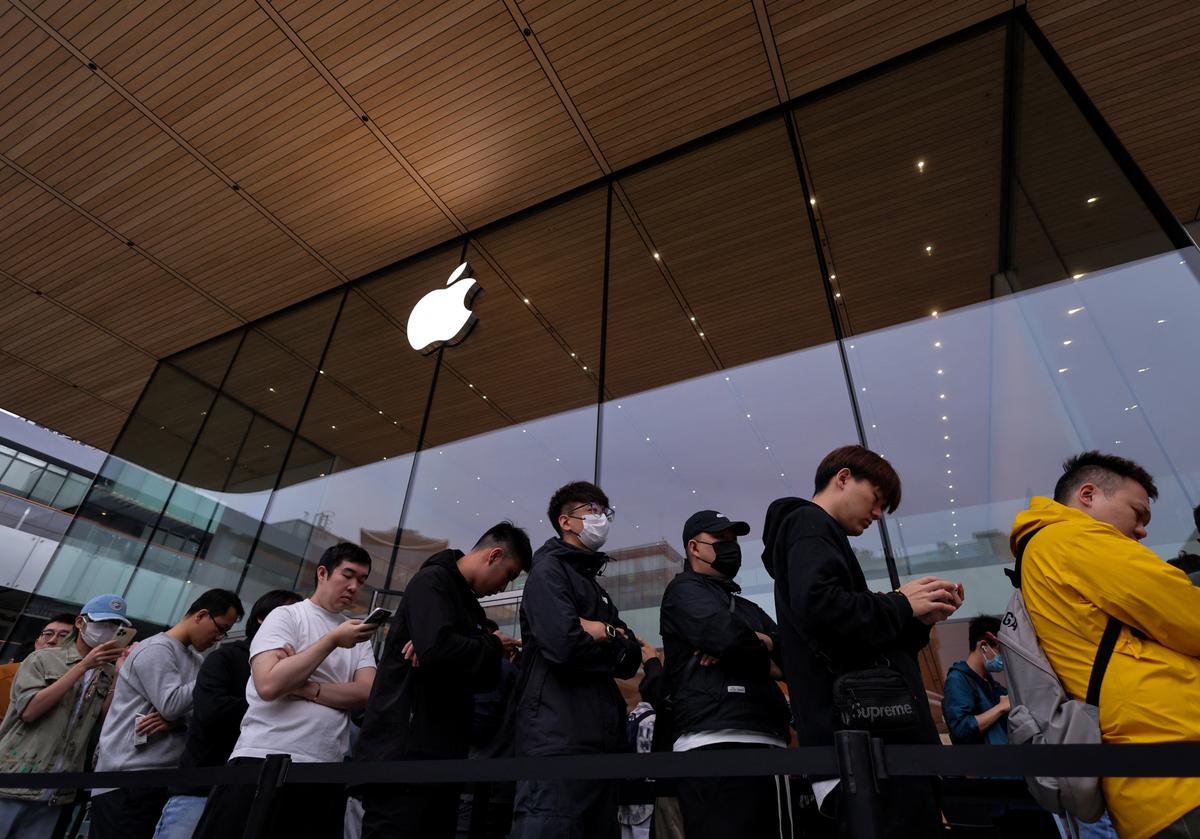 Apple’s iPhone 17 Launch in China Draws Long Lines in Sluggish Economy