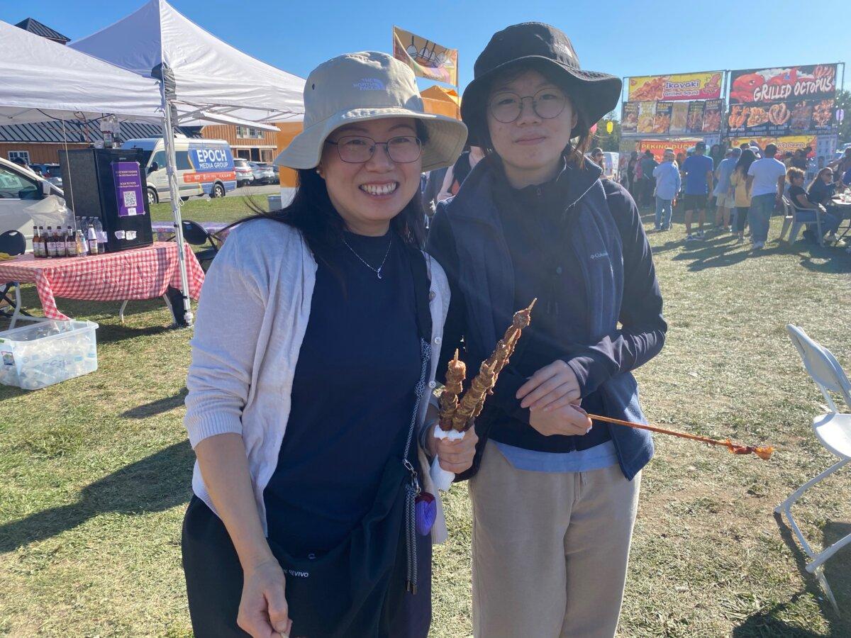 Rui Yang and her daughter, Luna, at the Moon Festival in Deerpark, N.Y., on Sept. 20, 2025. (OliverMantyk/The EpochTimes)