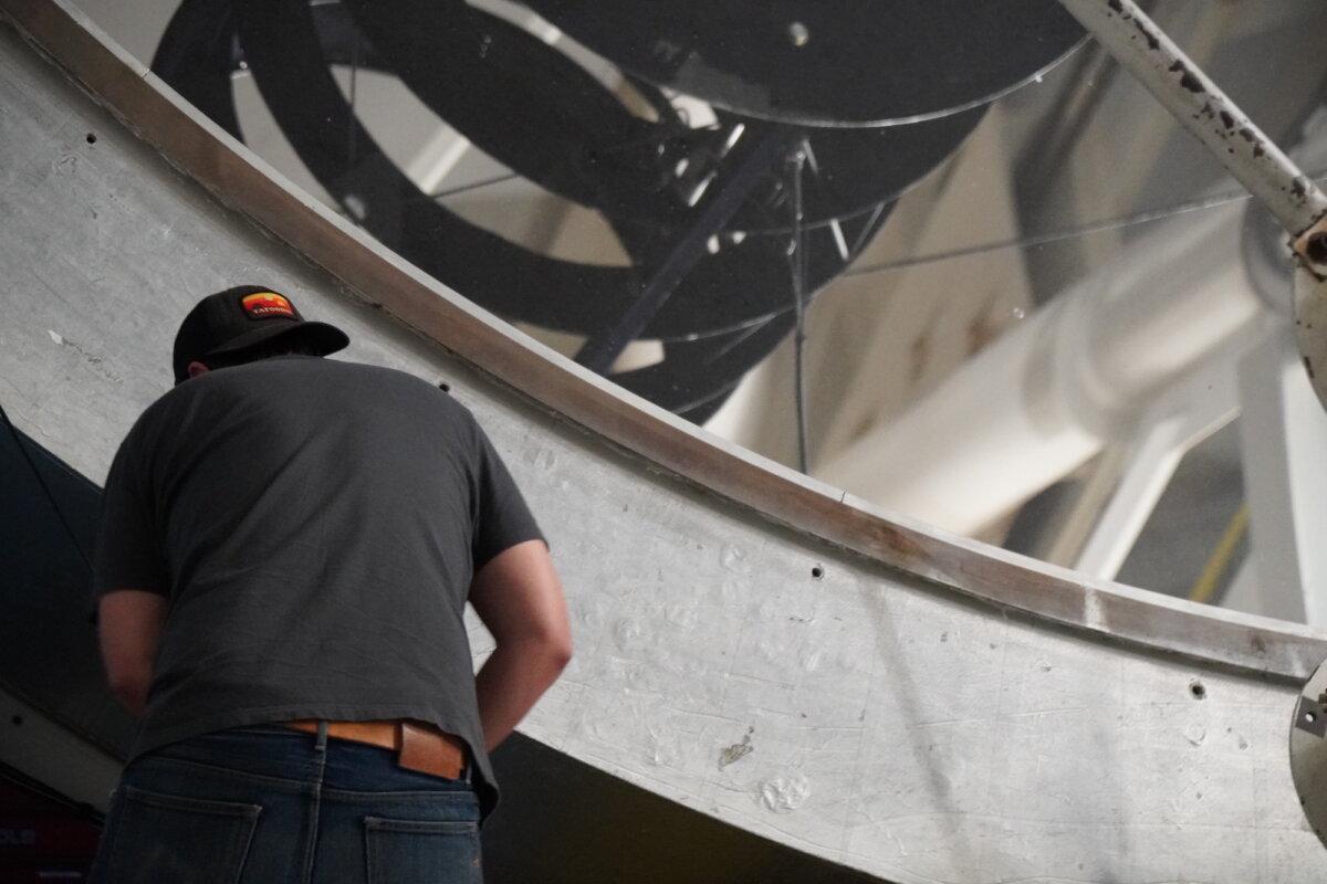 A telescope operator prepares to open the sky portal to the MMT Observatory, a 6 1/2-meter reflector telescope at the Whipple Observatory on Aug. 22, 2025. (Allan Stein/The Epoch Times)