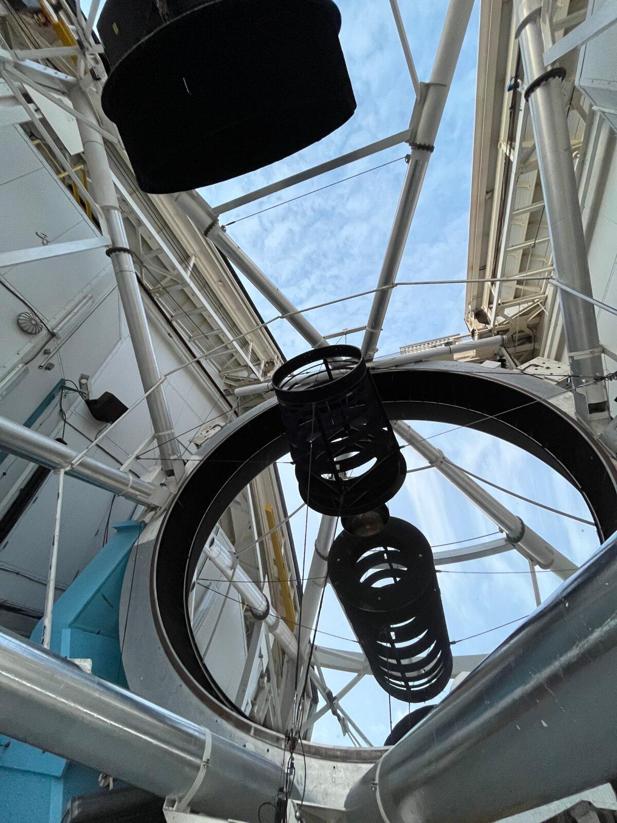 A massive 6 1/2-meter mirror powers the reflector telescope at the MMT Observatory at the Whipple Observatory in Amado, Ariz., on Aug. 22, 2025. (Allan Stein/The Epoch Times)