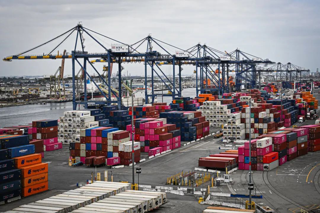 Imports Drop Sharply in August, Narrowing US Trade Deficit