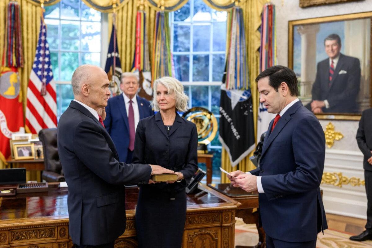 Andrew Puzder is sworn in as U.S. ambassador to the EU by Secretary of State Marco Rubio, with his wife, Deanna Puzder, beside him in the Oval Office on Aug. 20, 2025. (Courtesy of the White House)