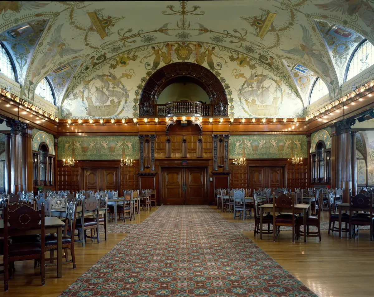 主餐厅近15米高的半圆拱顶,装饰着19世纪末艺术家乔治‧梅纳德(George Maynard)创作的壁画。(公有领域)