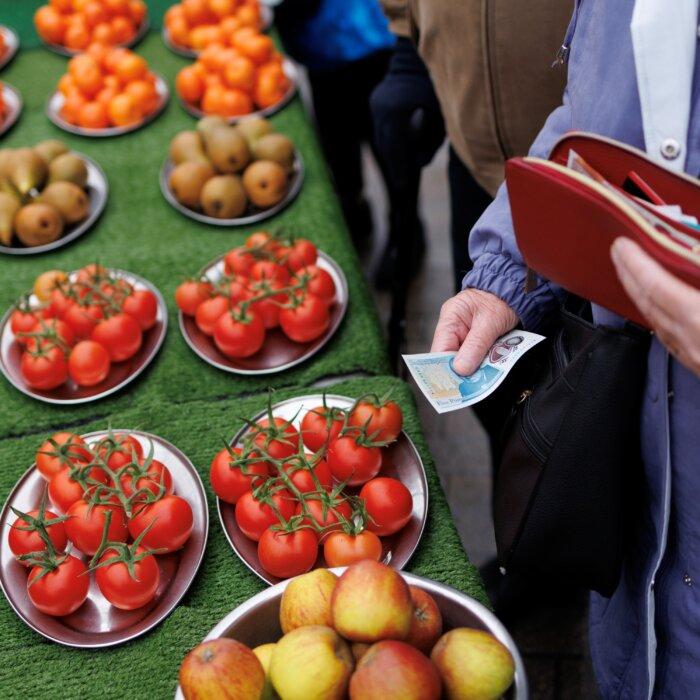 Bank of England Rate-Setter Says Risks to UK Inflation Justify Slower Cuts