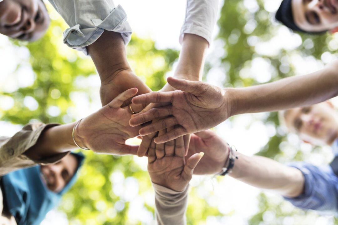 How Do Communities Form? Exploring ‘Social Philosophers’