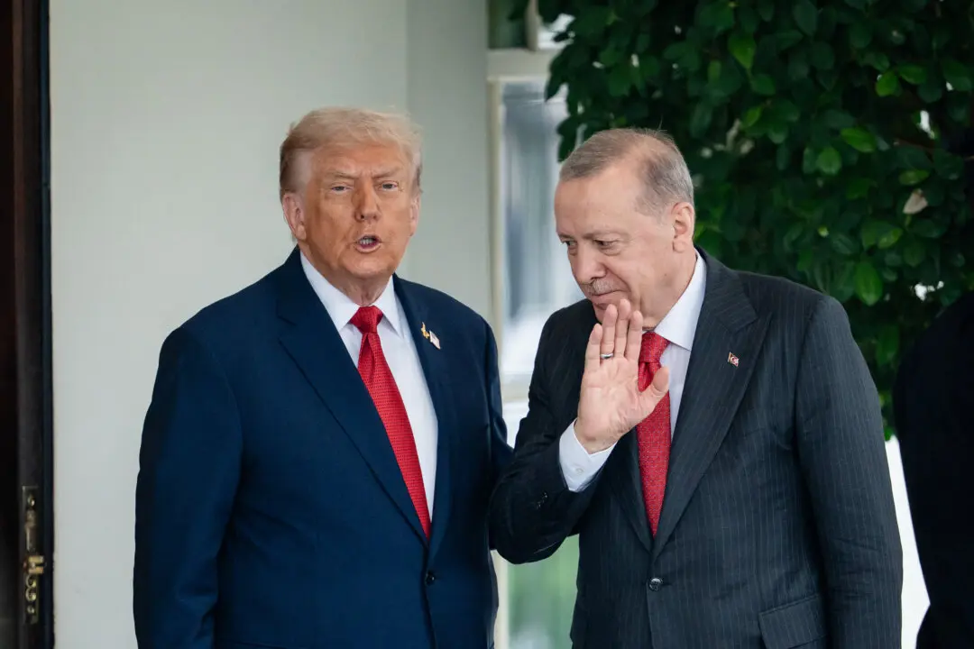 Trump Greeted by Turkish President in Ankara