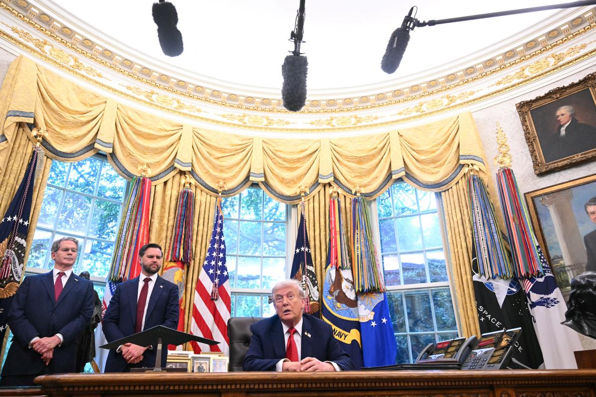 Trump Signs Deal to Put TikTok Under US Ownership thumbnail