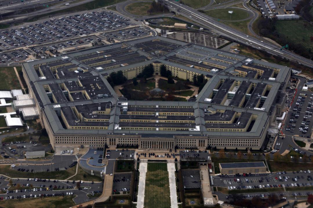 President Issues Memo Directing Pentagon to Pay Troops During Government Shutdown