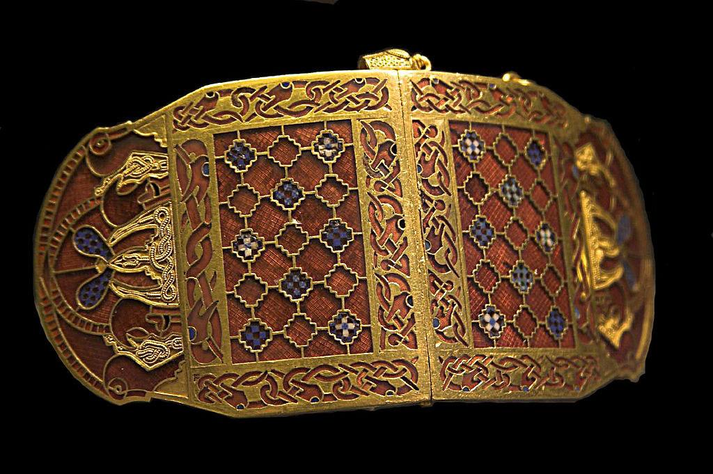 A shoulder clasp (closed) was discovered in the Sutton Hoo ship-burial excavation. British Museum, London. (<a href="https://www.flickr.com/people/robroy/" target="_blank" rel="nofollow noopener">Rob Roy</a>/<a href="https://creativecommons.org/licenses/by-sa/2.5/deed.en" target="_blank" rel="nofollow noopener">CC BY-SA 2.5</a>)
