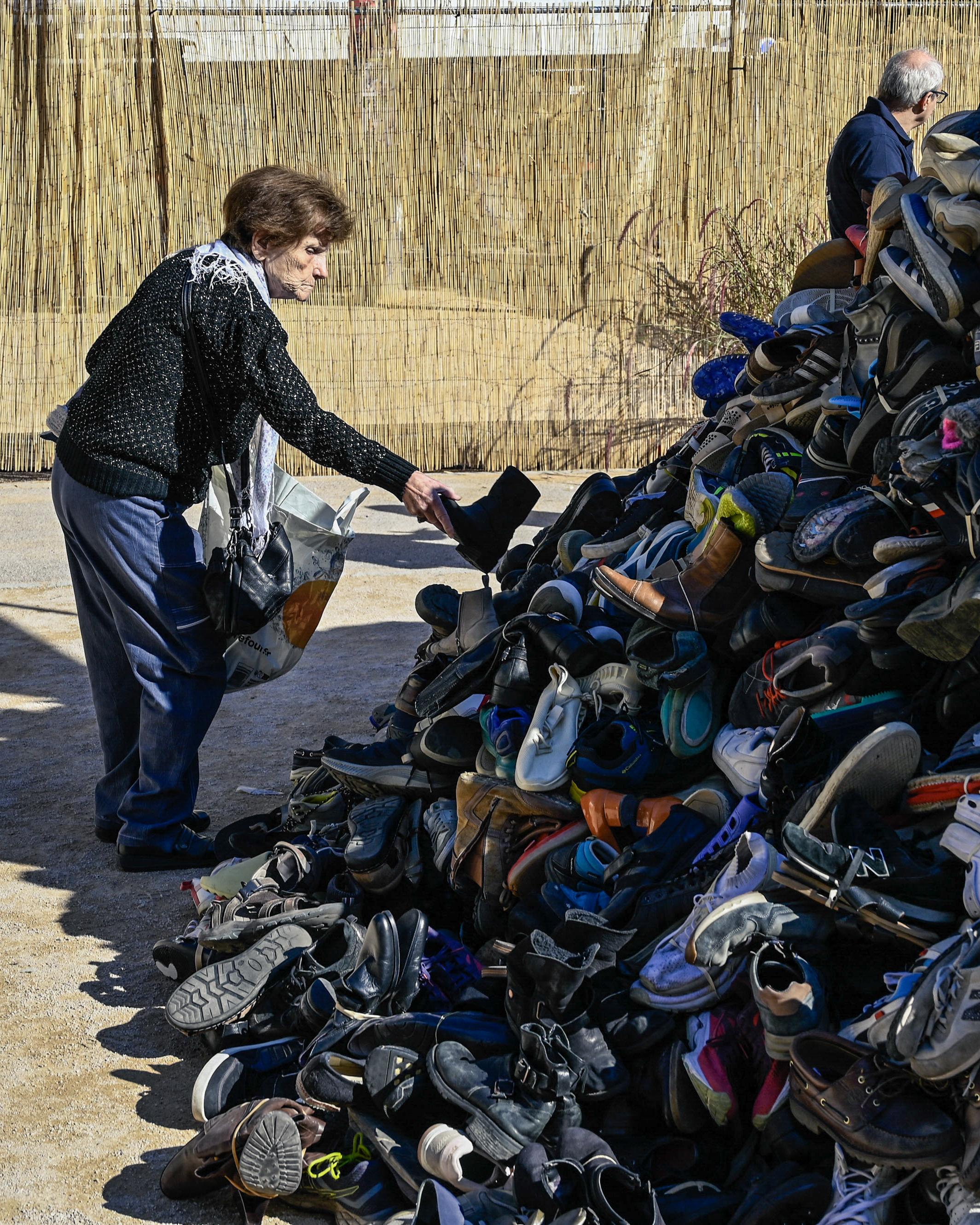 Day in Photos: Protest Against Anti-Personnel Mines, Festival of Hope, and Camel Race