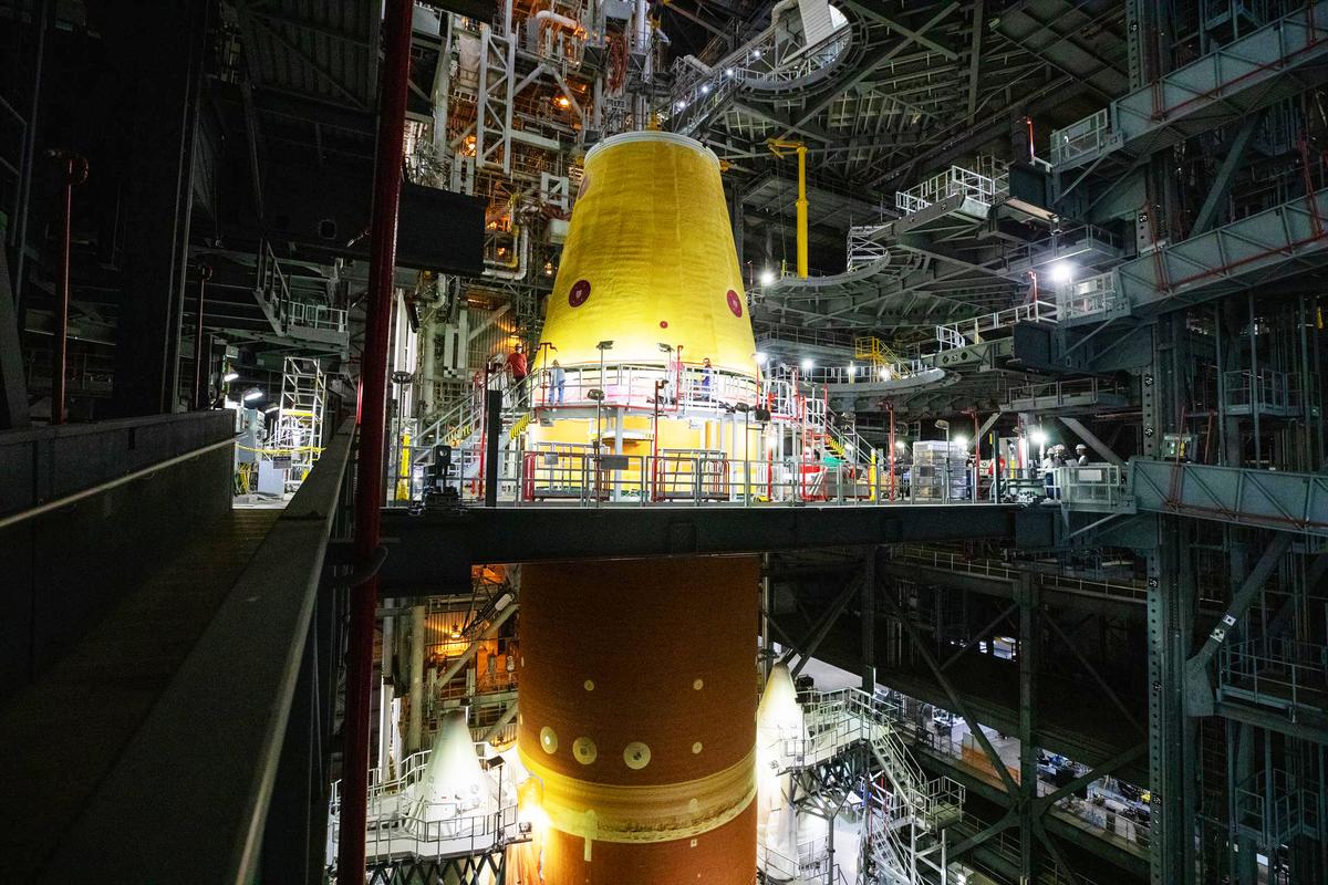 2025年4月3日,NASA探索地面系統團隊在佛羅里達州甘迺迪航太中心的太空船裝配大樓內,將運載火箭級適配器安裝到位於移動發射器頂部的「阿提密斯二號任務」太空發射系統核心級上。此錐形適配器負責將上段火箭與臨時低溫推進段連接起來,並在發射和上升過程中為飛行電腦、航空電子設備和電氣系統提供防護。(Isaac Watson/NASA)