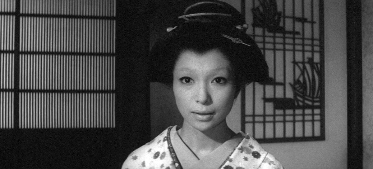 Okiku (Aratama Michiyo) is a welcome sight, in “Samurai Assassin.” (Toho)