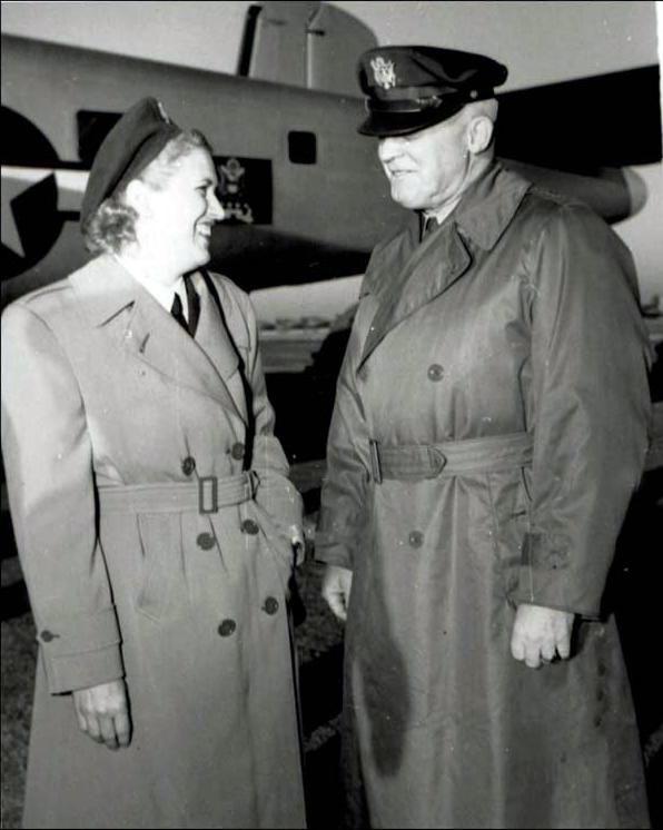Jackie Cochran with Gen. Hap Arnold. (Public Domain)