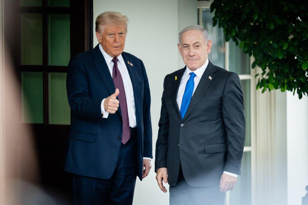 President Donald Trump greets Israeli Prime Minister Benjamin Netanyahu at the White House on Sept. 29, 2025.(Madalina Kilroy/The Epoch Times)