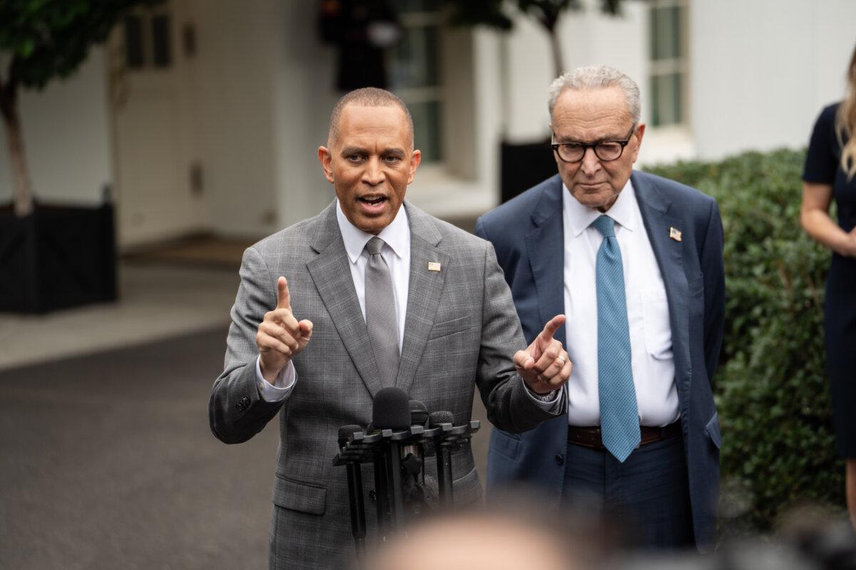 No Clear Path Forward for Stopgap Bill Hours Ahead of Shutdown Deadline 3 Senate Minority Leader Chuck Schumer (D-N.Y.) and House Minority Leader Hakeem Jeffries (D-N.Y.) speak after a meeting to negotiate funding legislation to avoid a government shutdown at the White House on Sept. 29, 2025. (Madalina Kilroy/The Epoch Times)