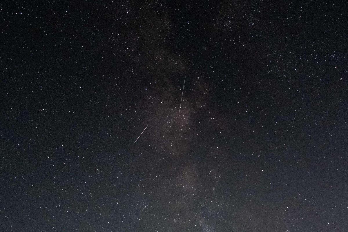 獵戶座流星劃過黎巴嫩北部夜空,攝於2021年10月3日。(Ibrahim Chalhoub/AFP via Getty Images)