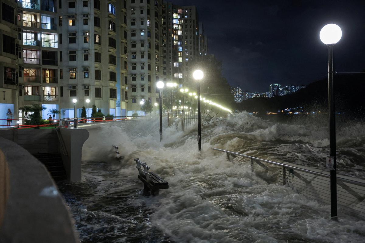 Typhoon Ragasa Takes Aim at China After Leaving 14 Dead in Taiwan, Lashing Hong Kong