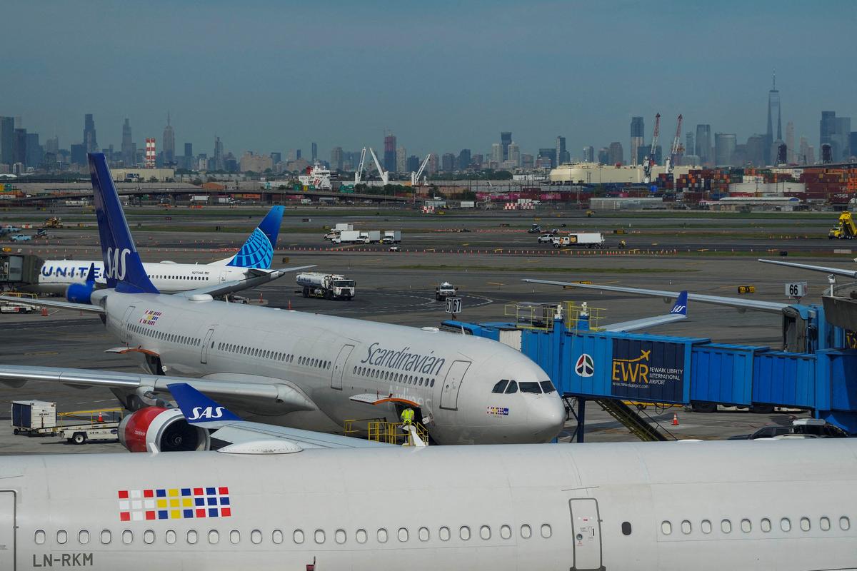 FAA to Keep Flight Reductions at Newark in Place Through October 2026