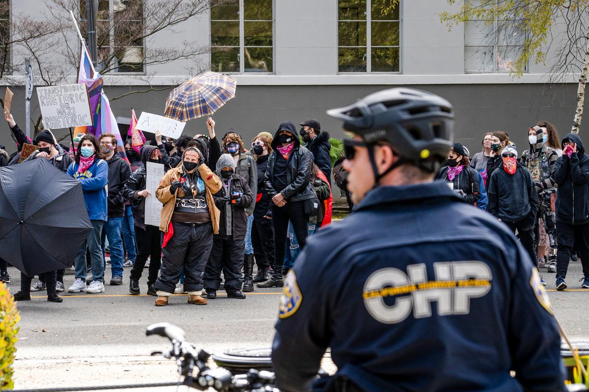 2023年3月10日,Antifa(反法西斯主義運動)活動人士聚集在加州薩克拉門托。觀察人士表示,該極左翼團體正在招募跨性別者,並利用身份認同群體在美國民眾中製造分裂。(John Fredricks/The Epoch Times)