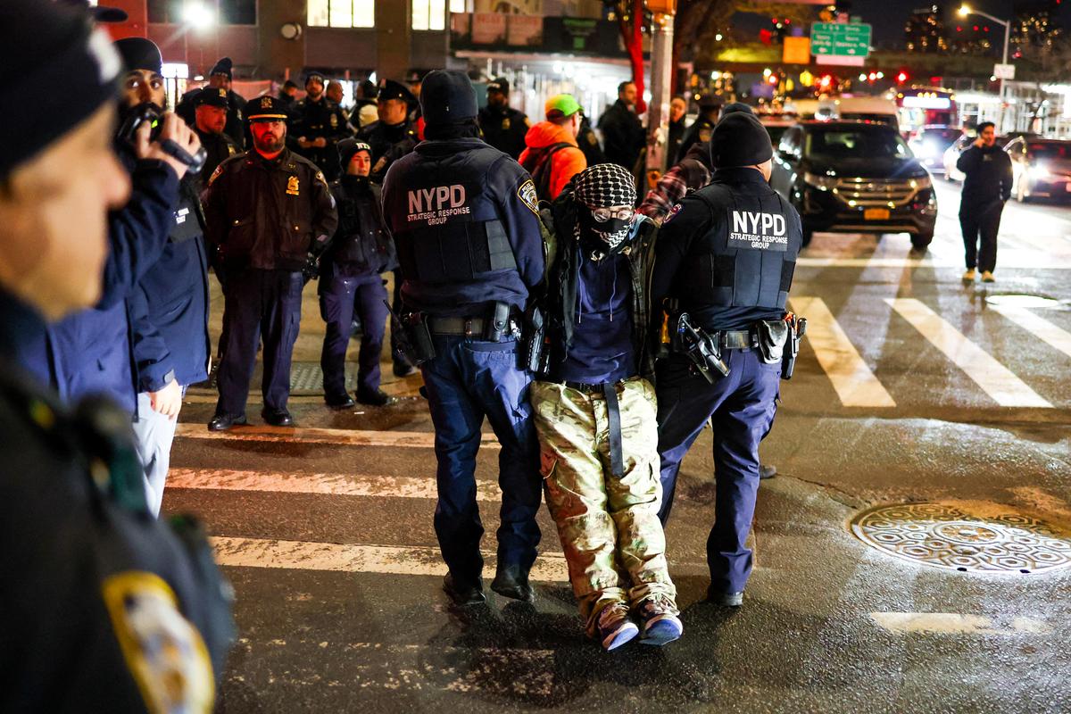 2025年2月3日,紐約警方在紐約市一場支持跨性別者的示威活動中逮捕了一名抗議者。特朗普總統近期表示,他的政府正在審查美國可能存在的跨性別極端主義。(Charly Triballeau/AFP via Getty Images)
