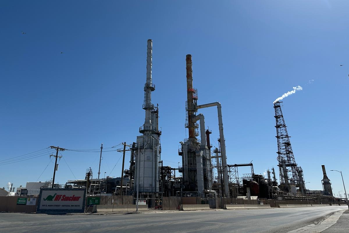 Explosion at New Mexico Oil Refinery Sends Thick Smoke Across Artesia