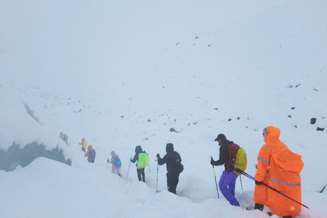 Hundreds of Trekkers Escape From Blizzard-Struck Everest in Tibet